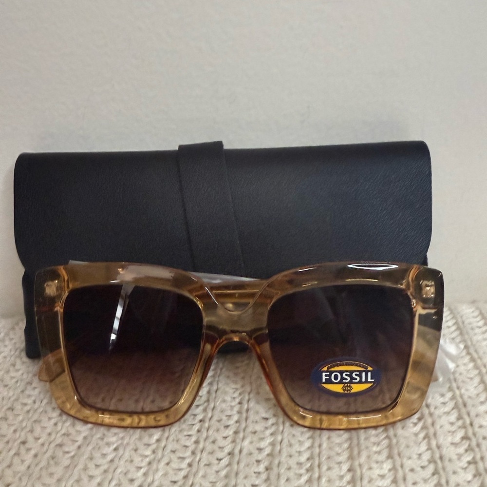 Fossil. NWT Women's Brown Sunglasses oversized cat eye #FW223